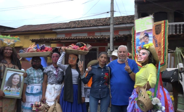 Caravanas de las victorias visita barrios y comarcas de la ciudad de Las Flores