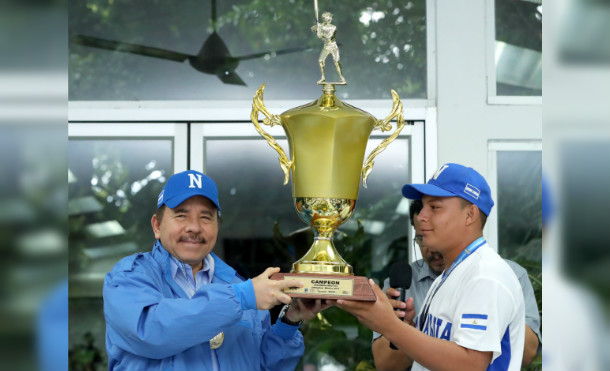 Comandante Daniel recibe a peloteros campeones del panamericano U14