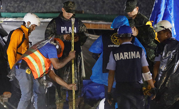 Hallan a seis niños con vida bajo los escombros del colegio Enrique Rébsamen