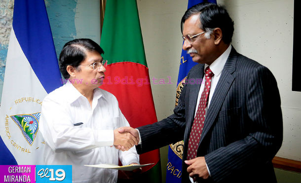 Embajador de la República Popular de Bangladesh entrega copias de estilo en Cancillería