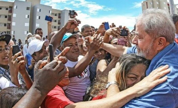 Movimientos sociales brasileños expresan apoyo a Lula ante visita al juzgado