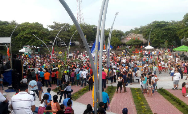 Familias disfrutan nuevo Malecón-Rotonda "Peña del Tigre" en Poneloya