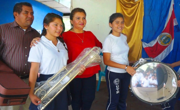 Gobierno local entrega instrumentos musicales para formar Banda Sinfónica Escolar en Nindirí