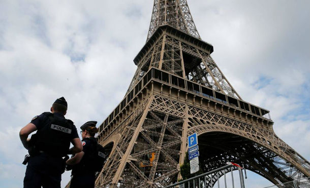 Un hombre armado con un cuchillo ataca a un militar en París