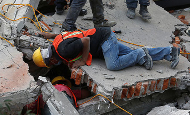 El dramático rescate de los niños atrapados en un colegio derrumbado por el terremoto