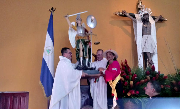 La fe y tradición se reflejan en la bajada de San Miguel Arcángel