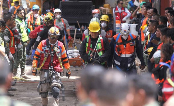 México se moviliza, con dificultades, para ayudar a los damnificados por el seísmo