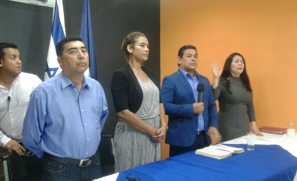 Compañera Reyna Rueda y Enrique Armas, reciben bendiciones por parte del pueblo evangélico de Nicaragua