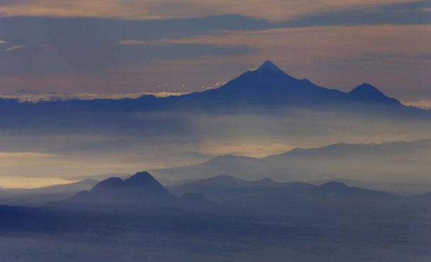 Rescatan a montañistas varados en el pico más alto de México