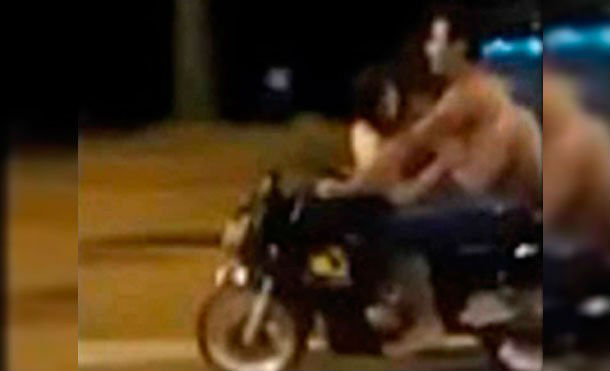 Pareja es captada mientras tenía sexo en una motocicleta en movimiento