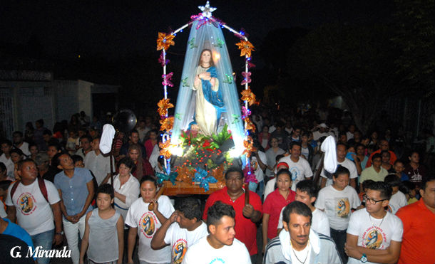 Fieles devotos a la Virgen María participan en Romería en Monseñor Lezcano