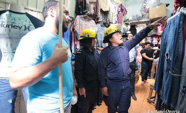 Bomberos inspeccionan tramos del Mercado Iván Montenegro