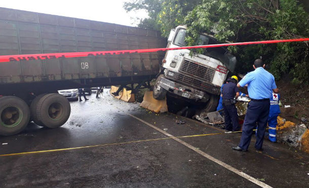 Dos personas mueren en accidente de tránsito en la Cuesta El Plomo