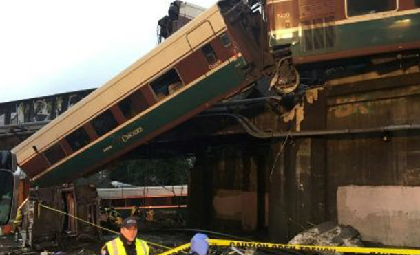 Al menos seis muertos por descarrilamiento de tren en EE.UU.