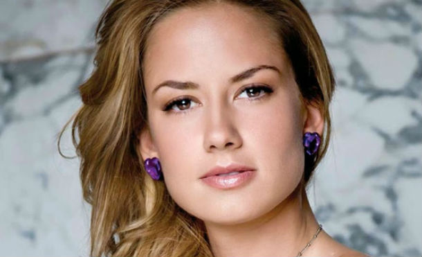 Altair Jarabo causa revuelo por el escote que lució en la boda de Marlene Favela