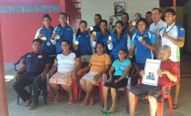 Entregan títulos de propiedad a familias de atletas de remo que ganaron medallas en los Juegos Centroamericanos