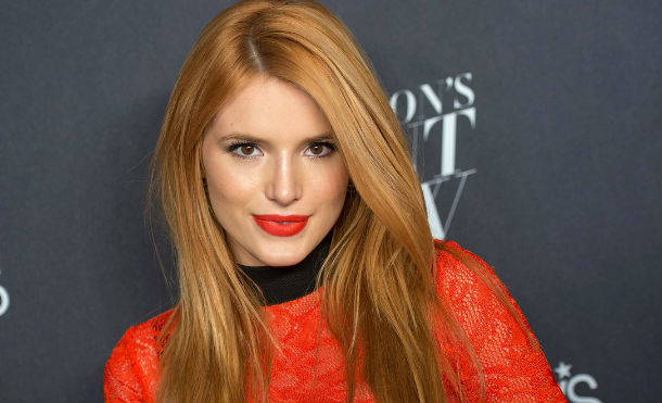 (+Foto) Bella Thorne se convierte en una sensual Señora Claus