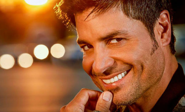 Chayanne se convierte en el Papá Noel más sexy esta Navidad