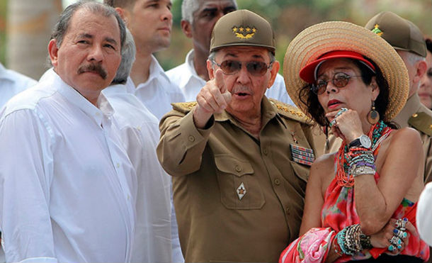 Camandante Daniel y Compañera Rosario saludan al presidente Raúl Castro en ocasión de la entrada al año 60 de la Revolución Cubana