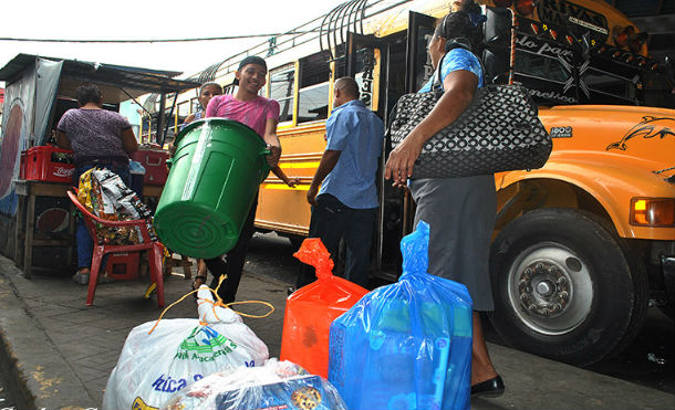 Capitalinos viajan a departamentos para pasar la Navidad con familiares