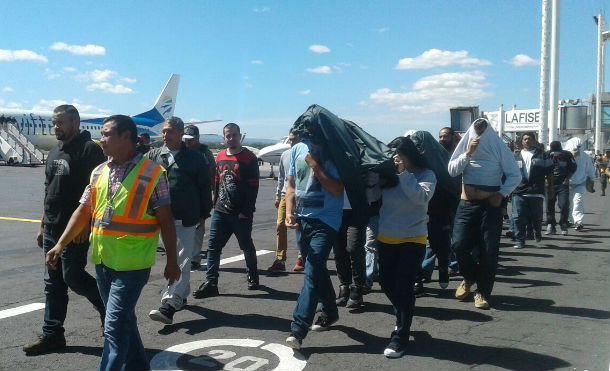 Autoridades reciben a 31 nicaragüenses deportados de EEUU