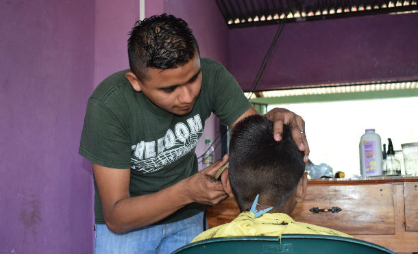 Joven granadino emprende negocios familiares con el apoyo del gobierno