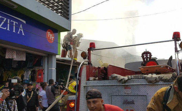 Fuerte incendio destruye tienda en el Mercado Oriental