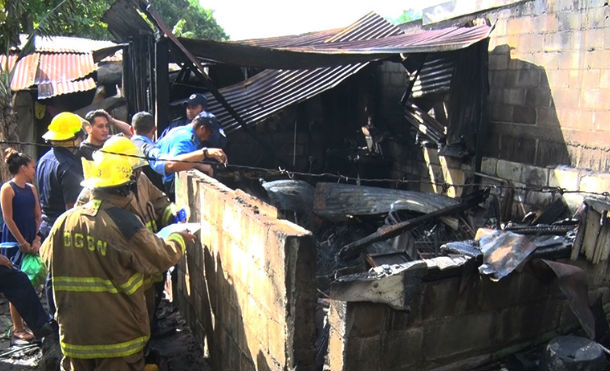 Incendio reduce a cenizas vivienda en Reparto Schick