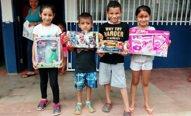 Niños y niñas de El Rama reciben juguetes en esta navidad