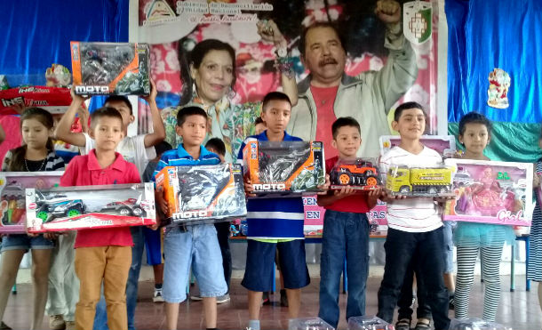 Estudiantes de primaria en Chontales reciben juguetes de parte del Gobierno Sandinista