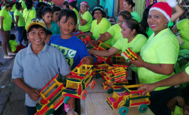 Iglesia "Ciudad de Dios" entrega 5,000 juguetes a niños chinandeganos