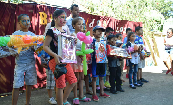 MINED inicia entrega de juguetes a miles de niñas y niños de León