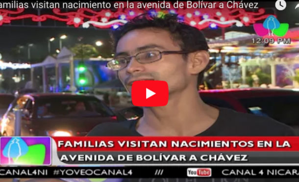 Familias visitan nacimientos en la avenida de Bolívar a Chávez