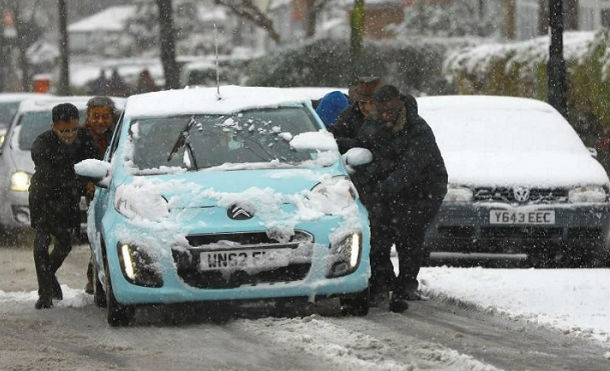 El temporal de nieve y fuertes vientos obliga a cancelar 141 vuelos en España