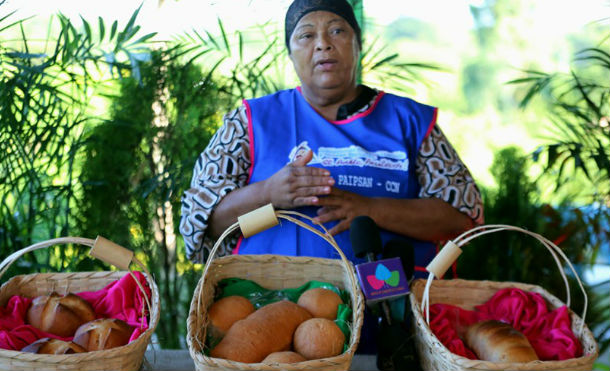 La cena navideña acompañada de un riquísimo pan de frutas