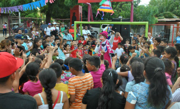 La niñez nicaragüense disfruta de las piñatas navideñas