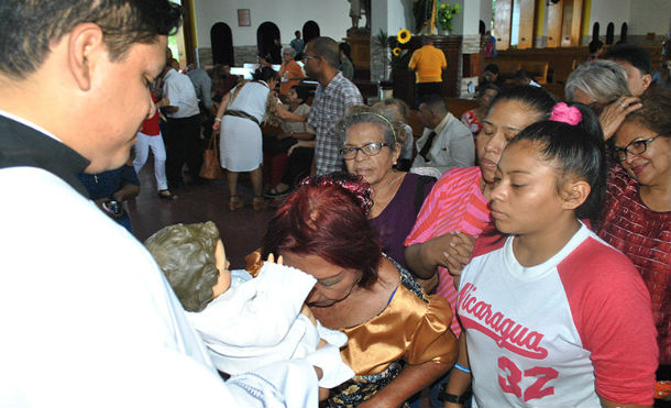 Celebran misa en la Solemnidad de la Natividad del Señor en la Catedral de Managua