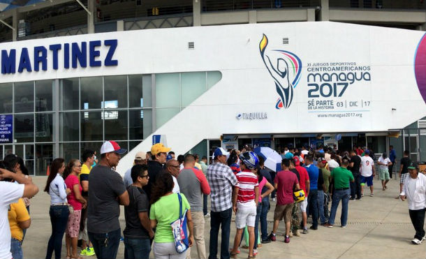 Aficionados abarrotan taquilla de estadio "Dennis Martínez" para adquirir boletos