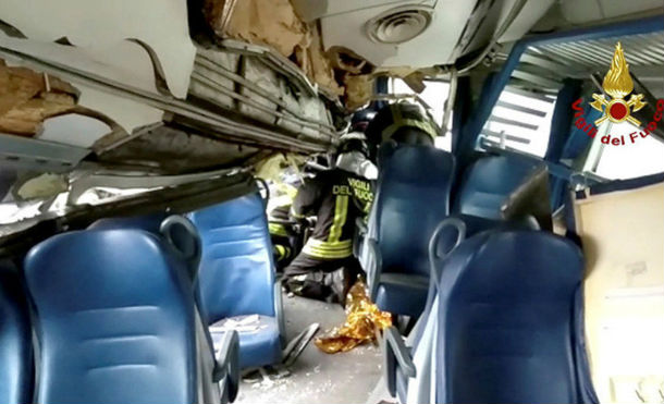 Así se deformó el interior del tren descarrilado cerca de Milán