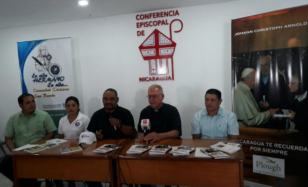 Comunidad Cristiana San Ramón entrega libros a Pastoral Juvenil Nacional