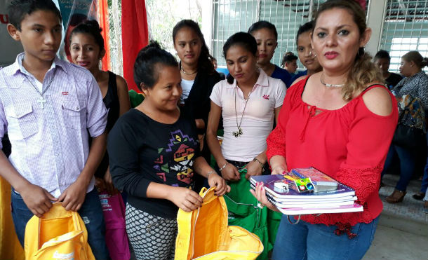 Chontales: MINED entrega paquetes escolares en la comarca "Puerto Díaz" de Juigalpa