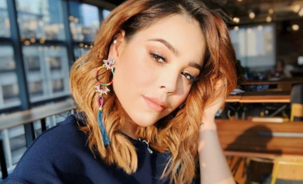 Danna Paola causa revuelo por prominente y sexy escote