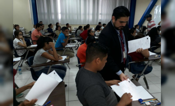 Estudiantes optan a becas de Ingeniería en Economía y Negocios otorgadas por el BCN