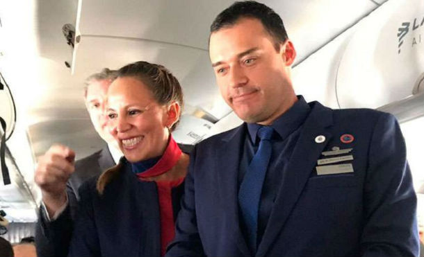 ¡Sorpresa! El Papa en Chile celebra matrimonio de tripulantes durante vuelo a Iquique