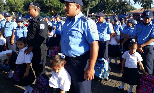 Hijos e hijas de la Policía Nacional reciben útiles escolares