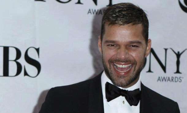 (+Video) Ricky Martin sorprende al quitarse toda la ropa en televisión