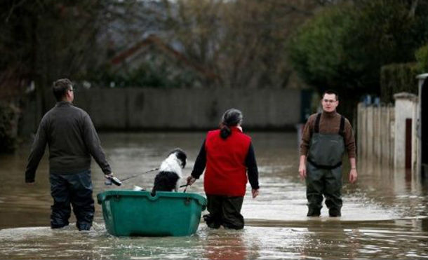 Al menos 1.500 evacuados tras crecida del río Sena en París