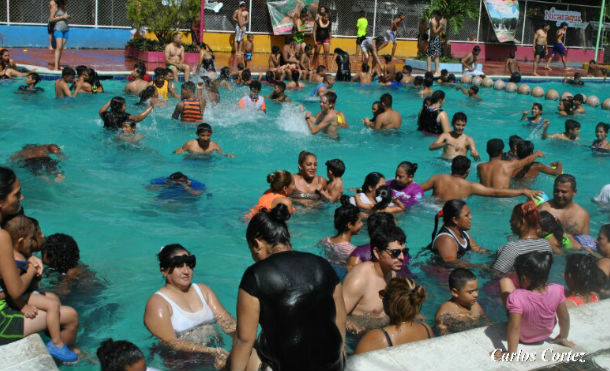 Familias se refrescan en balnearios capitalinos