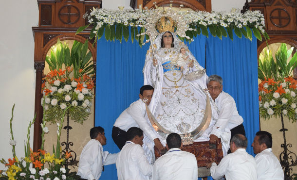 Inician fiestas patronales de Diriomo con la tradicional bajada de la Virgen de Candelaria