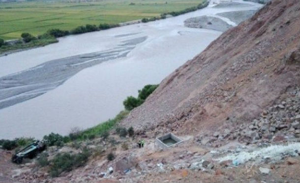 Más de 30 personas mueren en Perú al caer autobús a un abismo